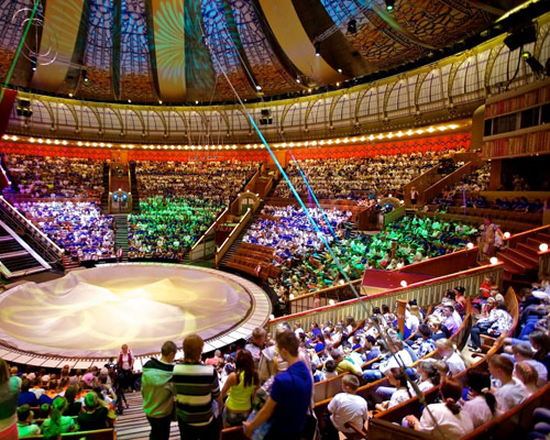 Волшебный мир под куполом: как Белоснежка и гномы дарят новогоднее настроение в столичном цирке.