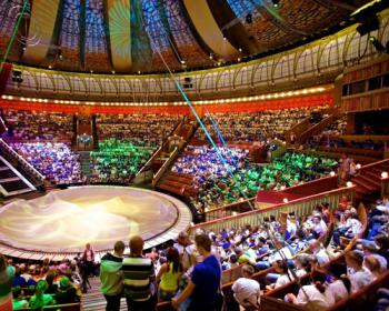 Волшебный мир под куполом: как девушка и гномы дарят новогоднее настроение в столичном цирке.